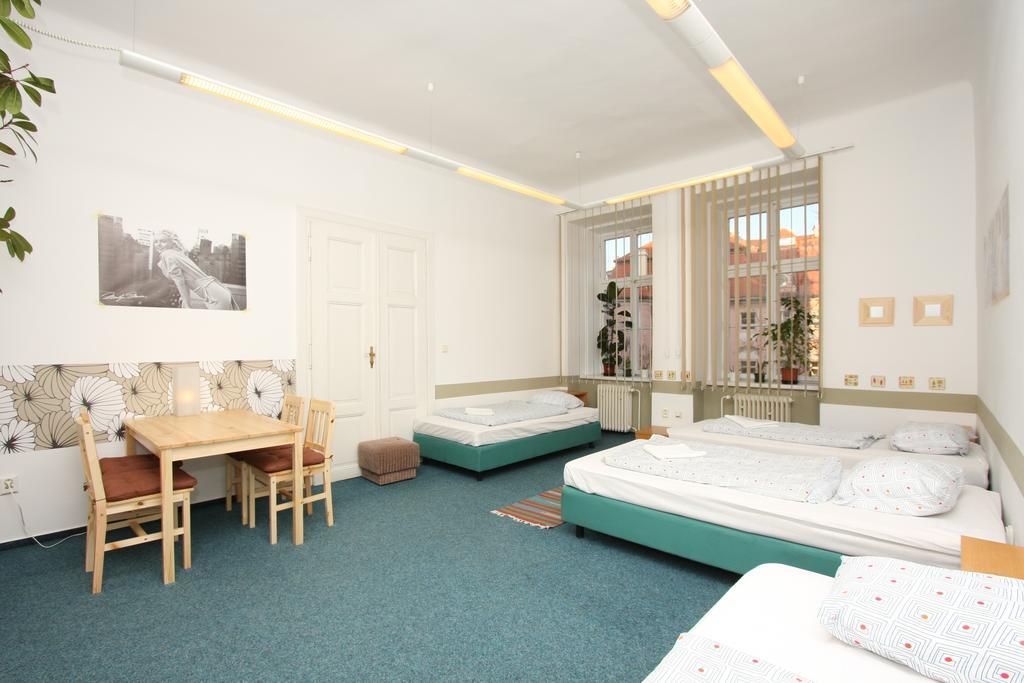 Charles Square Hostel Praga Cameră foto