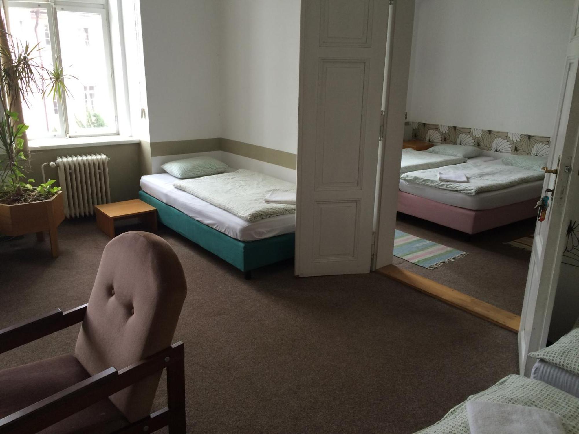 Charles Square Hostel Praga Cameră foto