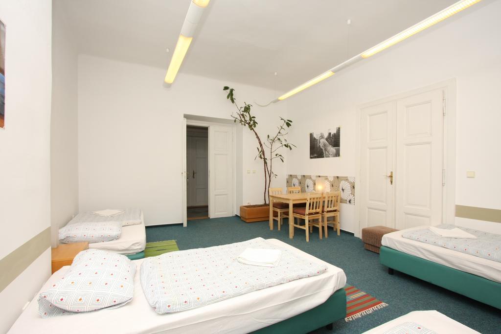 Charles Square Hostel Praga Cameră foto