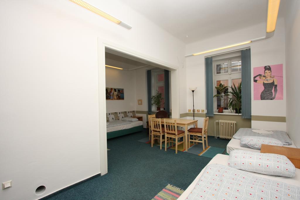 Charles Square Hostel Praga Cameră foto